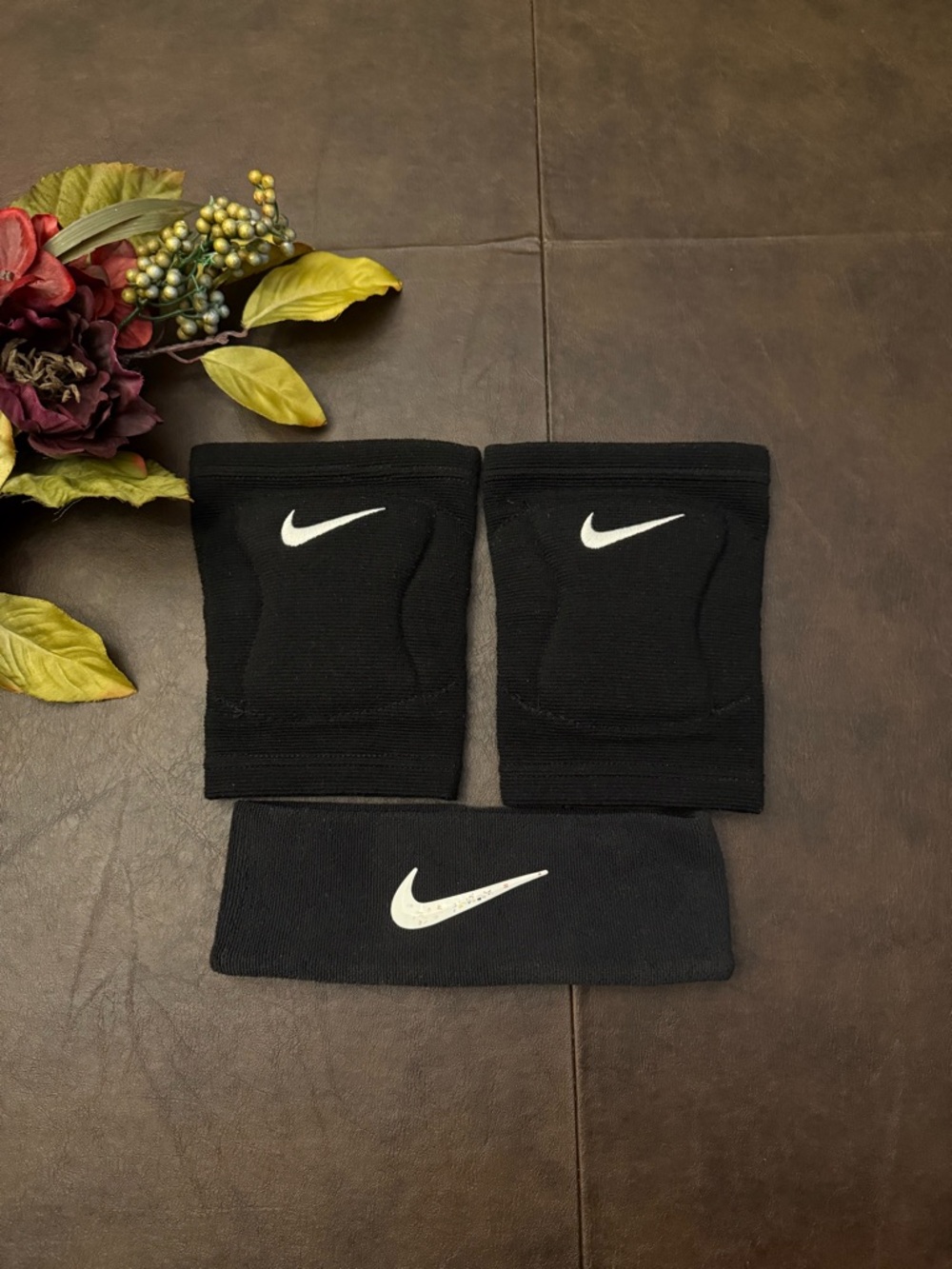 Nike Streak Volleyball Knee Pads (M) & Nike Swoosh Polyester Headband (OS)